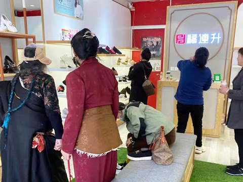贺：福连升休闲鞋品牌青海玉树结古百货店正式开业！