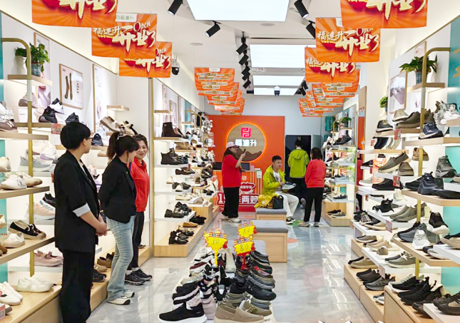 开鞋店三种模式对照表：自营、代理、加盟，各自的天花板在哪